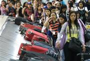 ニノイ・アキノ国際空港に帰国して荷物を待つ国外就労者たち。フィリピンは、国外就労者の送金が経済を支えている＝マニラ（ＡＰ）