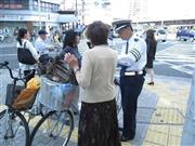 交差点で危険な自転車運転をした市民らに警告する大阪府警の警察官。大阪は自転車運転の「危険行為」摘発数が全国最多であることが分かった＝２０１１年１０月２０日、大阪府堺市堺区の南海・堺東駅前（中井美樹撮影）