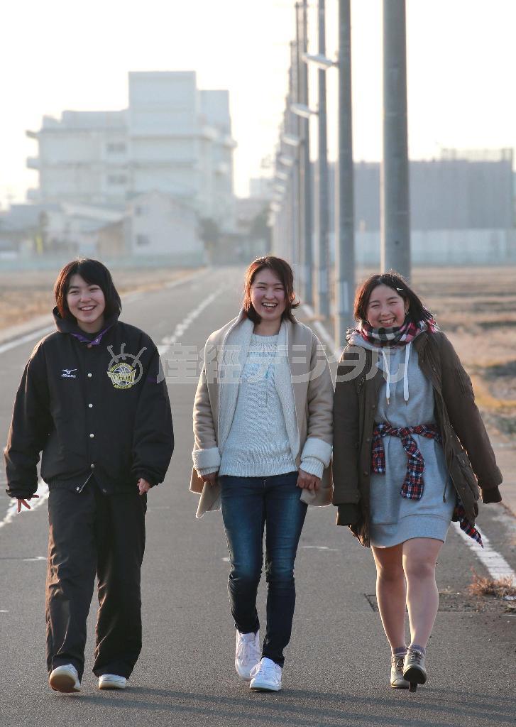 仙台市立六郷中女子バスケット部ＯＢの（左から）新関花菜さん（１７）、坂本美咲さん（１９）、三條幸恵さん（１８）。５年が経ち、坂本さんは就職、三條さんは今春専門学校に、新関さんは高校３年生になり仙台の強豪高校でバスケを続け、それぞれの道を進む＝２０１６年３月３日、宮城県仙台市若林区（鈴木健児撮影）