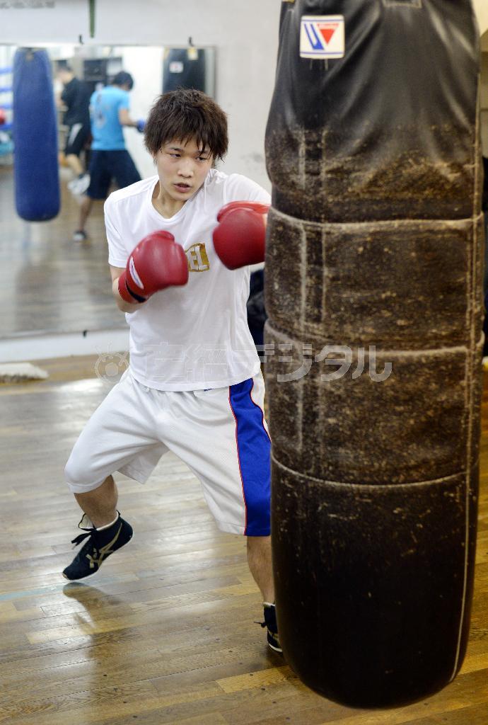 専修大学ボクシング部で、リーグ戦に向けて厳しい練習を重ねる岸野康太郎さん＝２０１６年２月１５日、神奈川県川崎市多摩区（鴨川一也撮影）