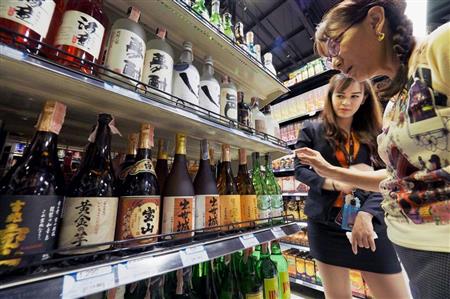 バンコクの高級スーパーに並んだ日本酒や焼酎＝２月１５日（共同）