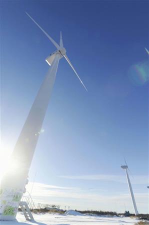 ロシア極東カムチャツカ半島のウスチカムチャツクで稼働を始めた日本製の風力発電設備＝２０１５年１２月（共同）