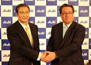 アサヒビールの次期社長に就任する平野伸一副社長（右）と小路明善社長＝８日、東京都千代田区