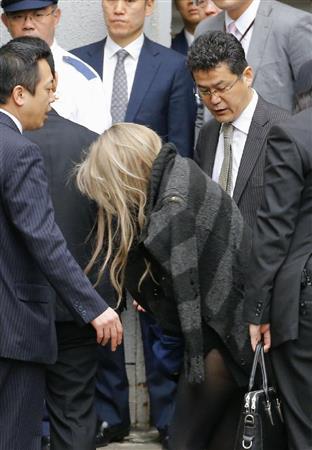 詐欺容疑で逮捕され、警視庁麻布署に入る脇坂英理子容疑者（中央）＝９日午前１１時