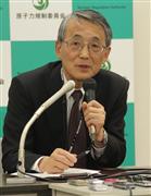 定例会見で記者の質問に答える原子力規制委員会の田中俊一委員長＝９日午後、東京都港区（緒方優子撮影）