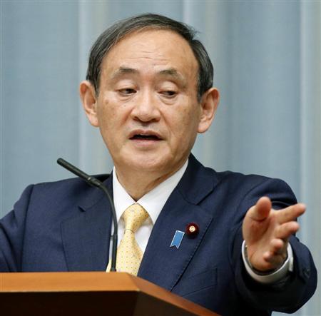 記者会見する菅官房長官＝９日午前、首相官邸