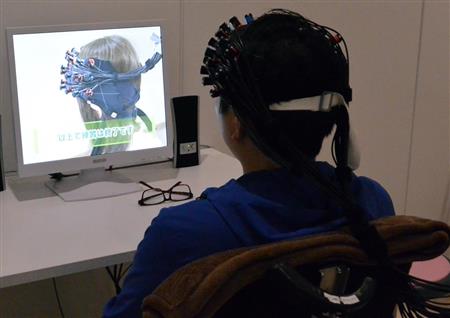 モニターを見ながら光トポグラフィー検査を受ける男性＝東京都新宿区西新宿の新宿ストレスクリニック