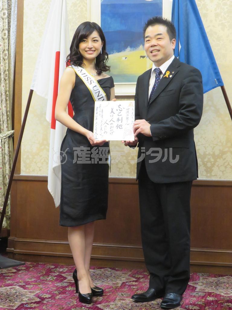 三日月大造知事（右）を表敬訪問する中沢沙理さん