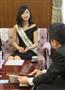 三日月大造知事（手前）と談笑する中沢沙理さん