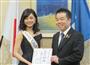 三日月大造知事（右）を表敬訪問する中沢沙理さん