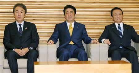 閣議に臨む石原伸晃ＴＰＰ担当相、安倍晋三首相、麻生太郎財務相（左から）＝８日午前、首相官邸