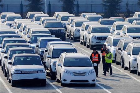 中国の港で検査を受ける日本車。中国国内の需要が落ち込み、日本企業の業績への影響も懸念される（ＡＰ）