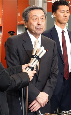 大津地裁の決定を受け、記者会見する林経産相＝９日午後、経産省