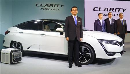 ホンダの燃料電池車「クラリティフューエルセル」。手前は八郷隆弘社長＝１０日午前、東京都港区