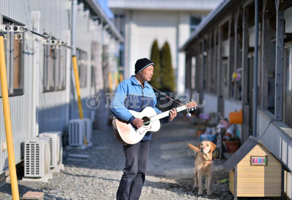 本業は建築士だが、シンガー・ソングライターとして精力的に活動。高校時代に北上川の河川敷で歌を作って以来、地元をテーマにした歌を歌い続ける＝２０１６年２月１２日、宮城県石巻市（宮崎瑞穂撮影）