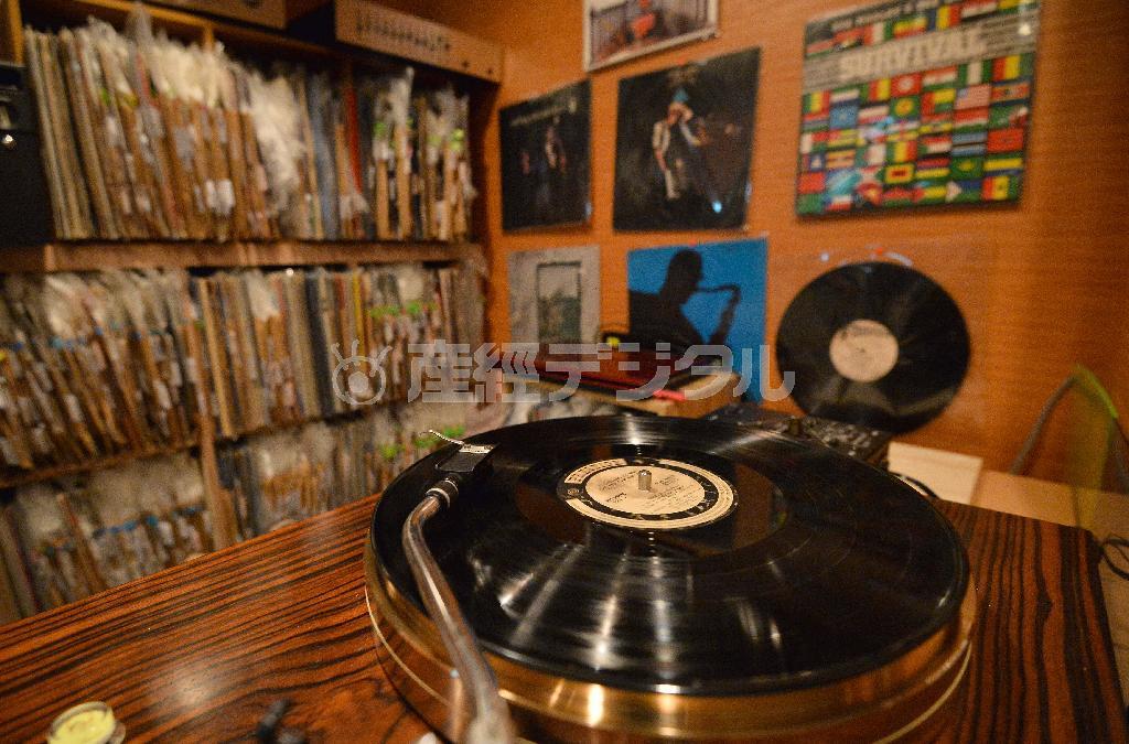 震災の時に津波に遭ったものの、奇跡の復活を遂げた音楽バー「はっぴいえんど」にある約２５００枚ほどのレコード＝２０１６年２月１１日午後、宮城県石巻市（納冨康撮影）