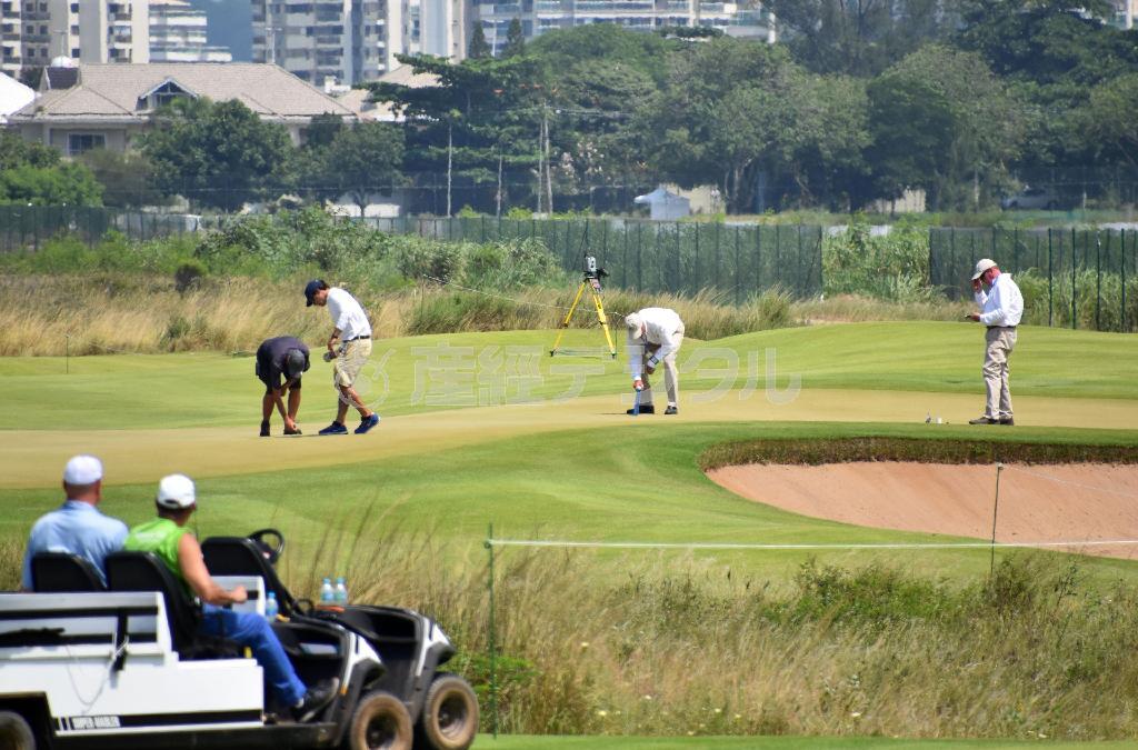 コースの芝の状態などを確認するスタッフ＝２０１６年３月８日、ブラジル・リオデジャネイロ（共同）