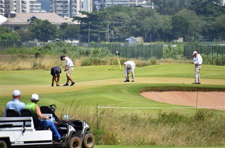 コースの芝の状態などを確認するスタッフ＝２０１６年３月８日、ブラジル・リオデジャネイロ（共同）