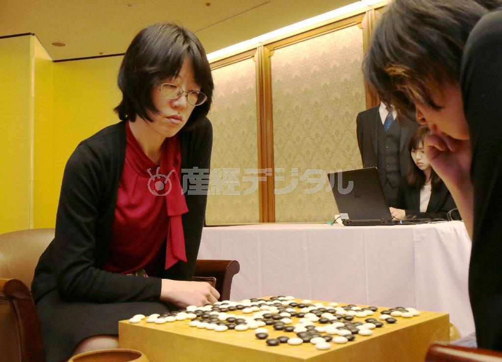 囲碁女流名人戦第２局。謝依旻（しぇい・いみん）女流名人（右）に勝ち、対戦成績を一勝一敗のタイにした青木喜久代八段（左）＝２０１６年３月９日午後、大阪府東大阪市（山田哲司撮影）