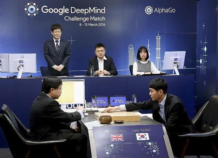 囲碁ソフト「アルファ碁」と韓国人プロ棋士、李世●（石の下に乙、イ・セドル）九段（手前右）による５回戦の第１戦＝２０１６年３月９日、韓国・首都ソウル（グーグル提供・共同）