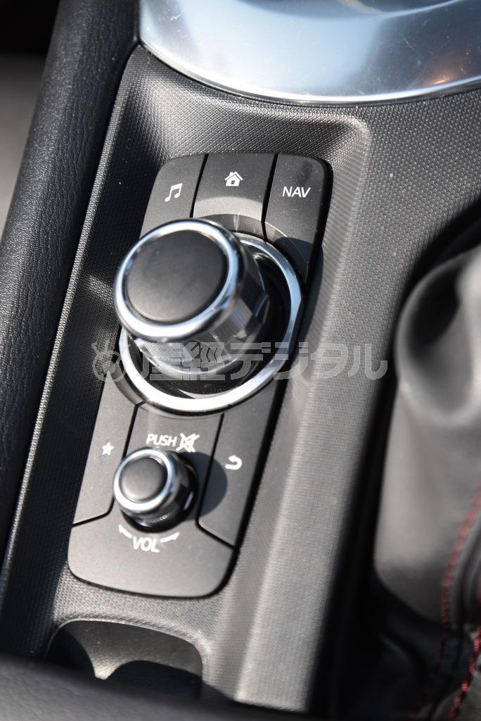 「マツダコネクト」を操作するためのジョイスティック型コントローラー。下側の小さなつまみはオーディオボリューム専用。マツダロードスター