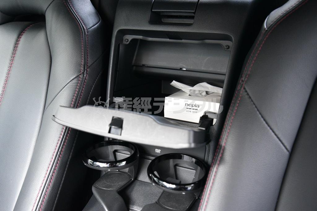 蓋を開けると、ティッシュの箱が縦に入る奥行き。容積としては十分だろう。マツダロードスター