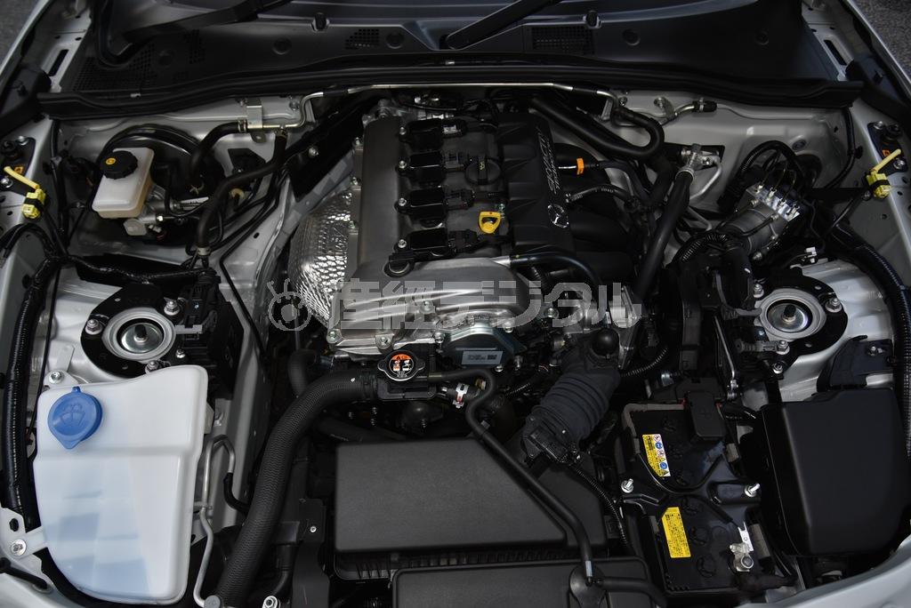 １．５リッターでターボなし。馬力もトルクも小さいが、１トンの軽量ボディとベストマッチ。レスポンスよく、素直に伸びあがる扱いやすい出力特性で乗る人を選ばない。マツダロードスター