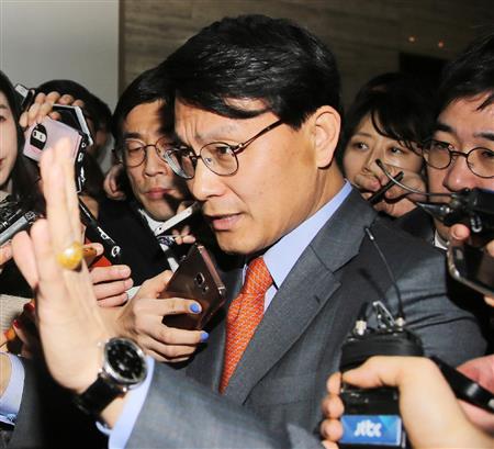 報道陣に囲まれる尹相現議員（中央）＝９日、ソウルの韓国国会（共同）