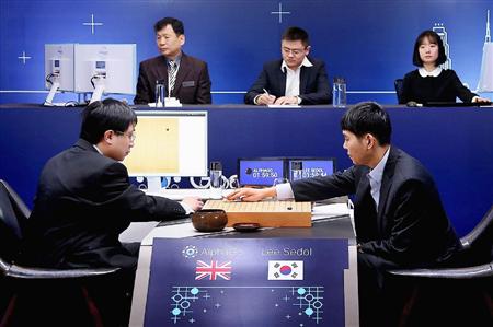 囲碁ソフト「アルファ碁」と韓国人プロ棋士、李世●（石の下に乙）九段（手前右）による５回戦の第２戦＝１０日、ソウル（グーグル提供・共同）
