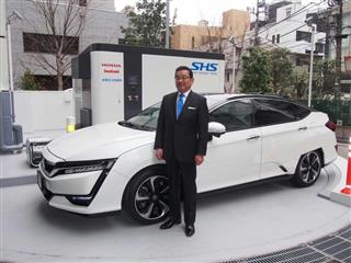 新型ＦＣＶ「クラリティフューエルセル」を披露するホンダの八郷隆弘社長＝１０日、東京都港区のホンダ本社