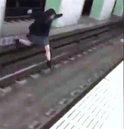 名古屋市営地下鉄名城線の砂田橋駅で、女子高校生が線路内に立ち入る様子を撮影した動画