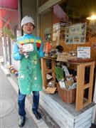 風評被害払拭をめざし、福島県産農産物の安全性と品質をＰＲする佐藤達也店長＝東京都世田谷区代沢