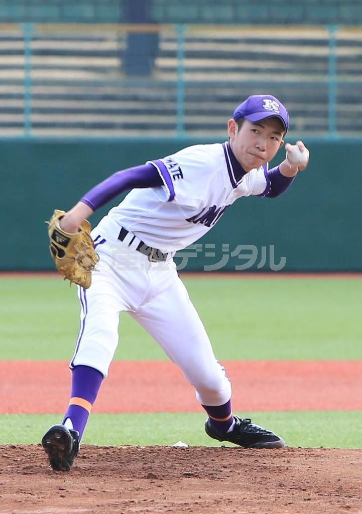 練習試合で力投する釜石の沢田一輝投手＝２０１６年３月８日午後、茨城県日立市（桐原正道撮影）