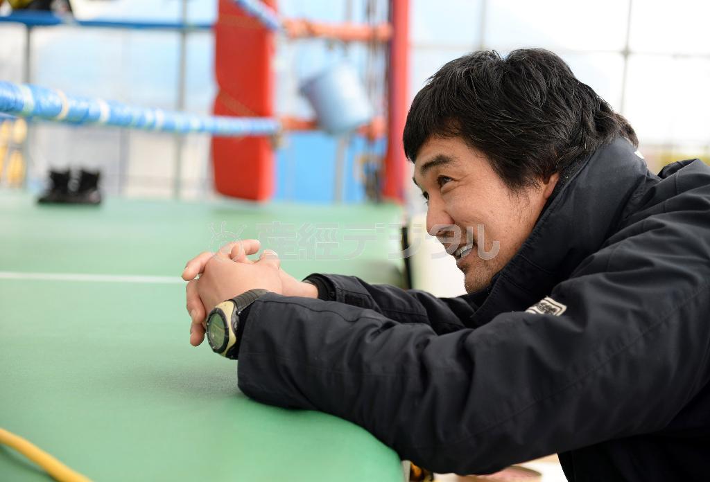 宮城県農業高校ボクシング部の顧問を務める平間直人さん「良い環境で練習させてあげたいが、時間は待ってくれない。今ある環境で精一杯練習して欲しい」と指導する＝２０１６年１２月２６日、宮城県名取市（鴨川一也撮影）