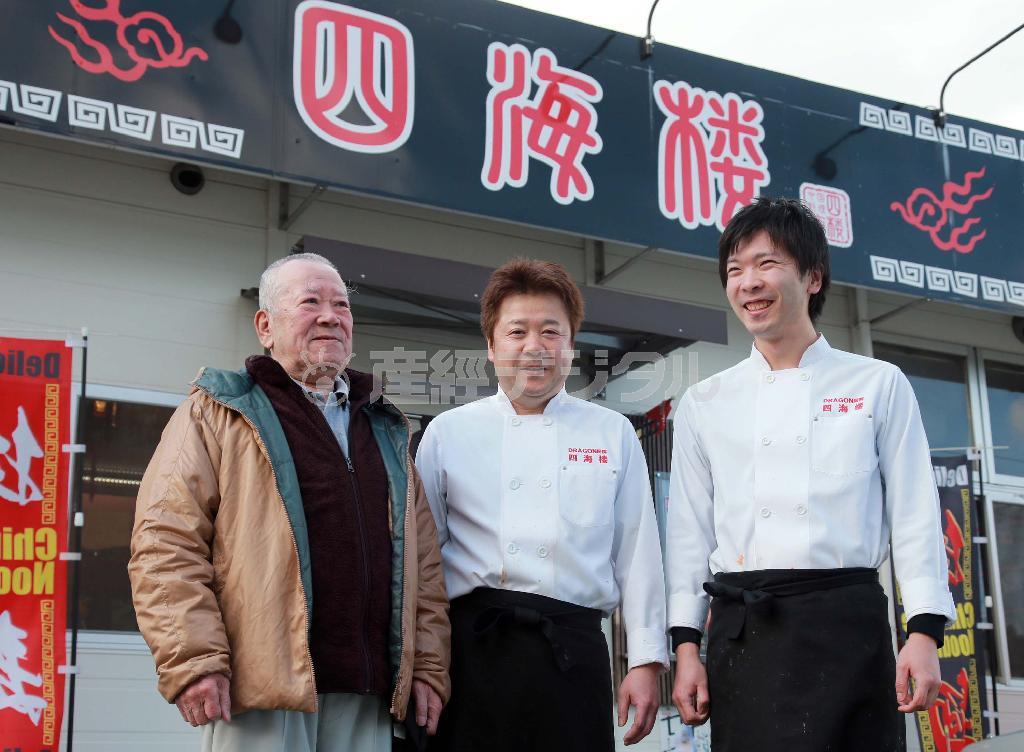 岩手県陸前高田市の長田正尚さん（８１）、正広さん（５０）、拓也さん（２４）「津波で、店舗兼住宅は流されてしまいましたが、震災から７カ月後、周囲の後押しで仮設店舗を再開しました」＝２０１６年２月２８日、岩手県陸前高田市(鈴木健児撮影)