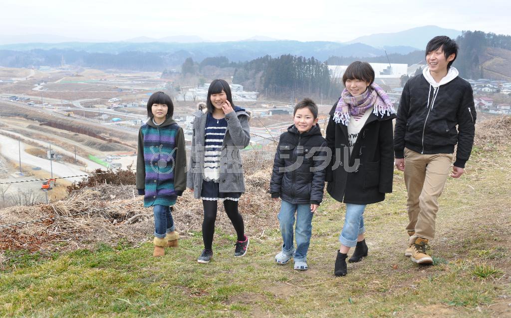南三陸町を望む高台に集まった避難所にいた子供たち。（左から）高橋英さん、阿部舞さん、高橋長宇君、高橋莉子さん、千葉航洋さん＝２０１６年２月２０日、宮城県本吉郡南三陸町（植村光貴撮影）