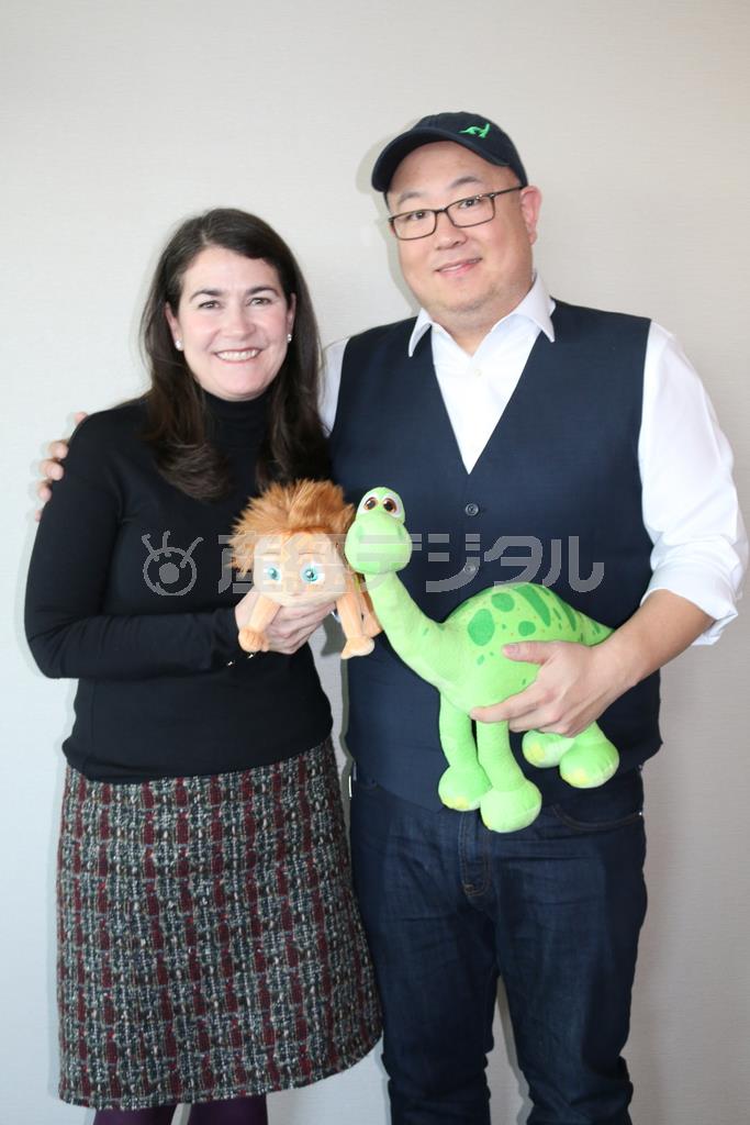 話す恐竜を主人公据えたピーター・ソーン監督（右）とプロデューサーのデニス・リームさん＝２０１６年２月３日、東京都港区（高橋天地撮影）
