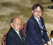 参院予算委の公聴会に出席した（手前から）経済評論家の林健二郎氏と東短リサーチの加藤出社長＝１０日午前