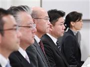 産別労使交渉が行われ、労使双方の代表がテーブルについた。有野正治・電機連合委員長（左から３人目）＝１２日午前、東京都港区（荻窪佳撮影）