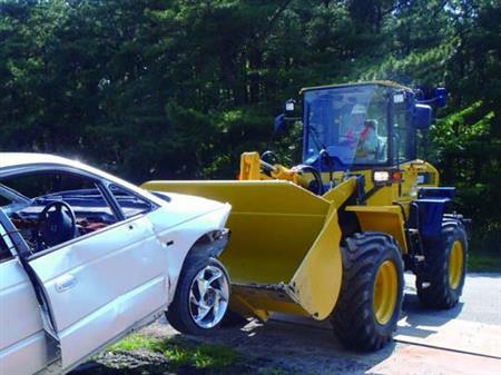 重機を使って所員が障害物撤去の訓練を行う＝茨城県東海村の日本原電東海第２発電所