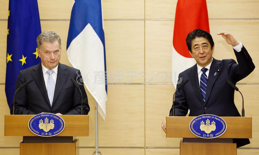会談後に共同記者発表するフィンランドのサウリ・ニーニスト大統領（左）と安倍晋三（しんぞう）首相＝２０１６年３月１０日夜、首相官邸（共同）