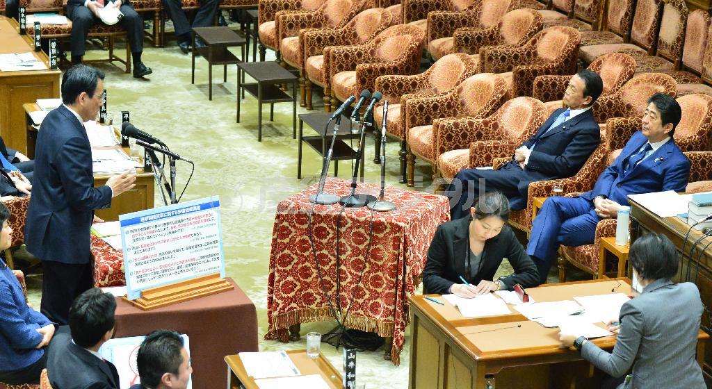 衆院予算委員会で安倍晋三（しんぞう）首相（右）に質問する民主党の岡田克也代表＝２０１６年２月２９日午前、衆院第１委員室（斎藤良雄撮影）