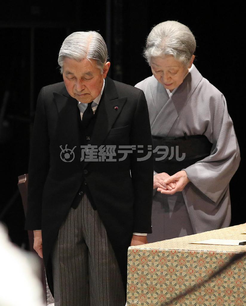 「東日本大震災５周年追悼式」で黙祷（もくとう）される天皇、皇后両陛下＝２０１６年３月１１日午後２時４６分、東京都千代田区の国立劇場（代表撮影）