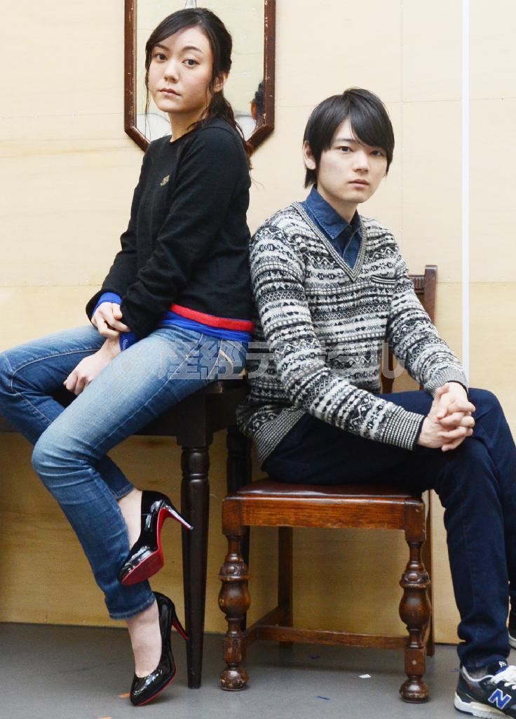 「３０代を前にイメージを壊す役に出会えた」と話す古川雄輝（ゆうき）さん（右）と、「いつか普通のお母さん役もやってみたい」という鈴木杏（あん）さん＝２０１６年２月２８日、東京都新宿区（伴龍二撮影）
