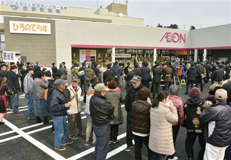 開店を前に公設民営の複合商業施設「ひろのてらす」に詰め掛けた町民ら＝５日午前、福島県広野町