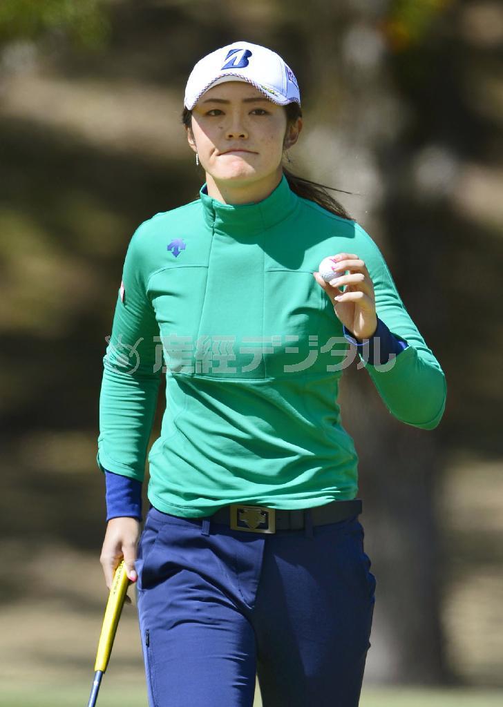 第２日、通算７アンダーで２位につけた渡辺彩香。９番でバーディーを奪い、ギャラリーの声援に応える＝２０１６年３月１２日、高知県香南市の土佐ＣＣ（共同）
