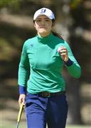 第２日、通算７アンダーで２位につけた渡辺彩香。９番でバーディーを奪い、ギャラリーの声援に応える＝２０１６年３月１２日、高知県香南市の土佐ＣＣ（共同）