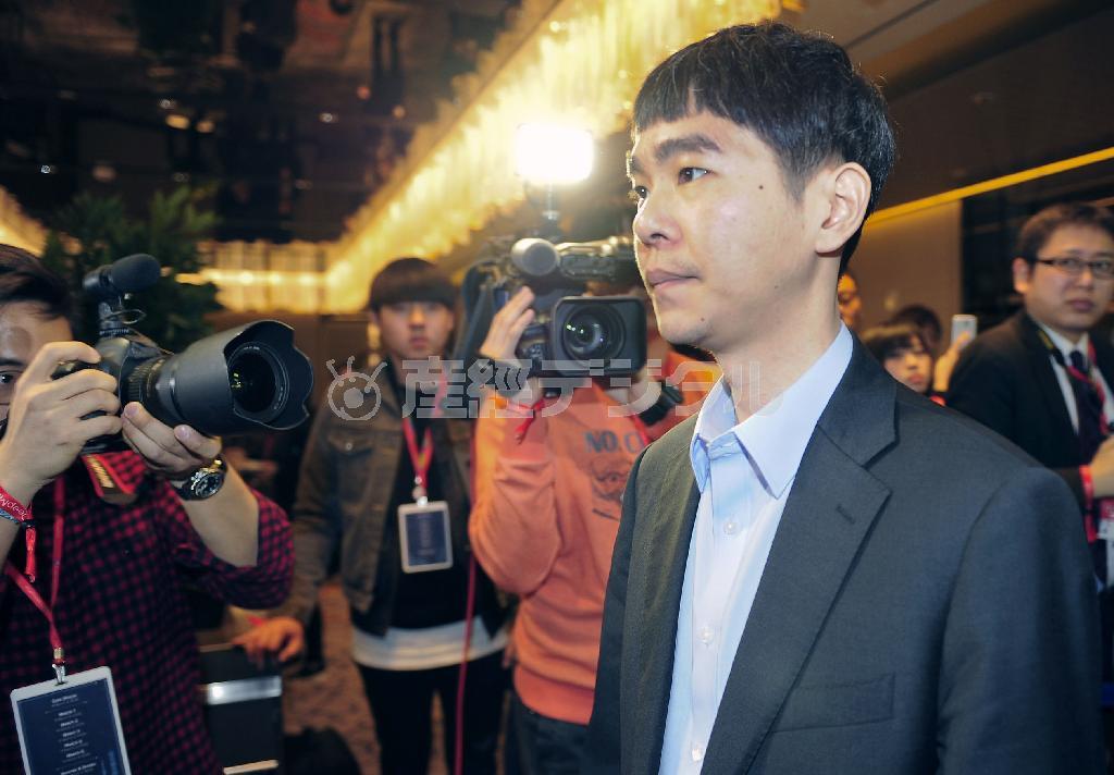 囲碁ソフト「アルファ碁」との第３戦に向かう李世●（石の下に乙、イ・セドル）九段＝２０１６年３月１２日、韓国・首都ソウル（共同）