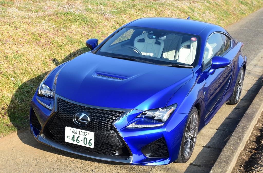 光り輝くボディ。本当に塗装がきれいなんです！高級車はカラーリングから違う。ボンネットのエアダクトも様になっています