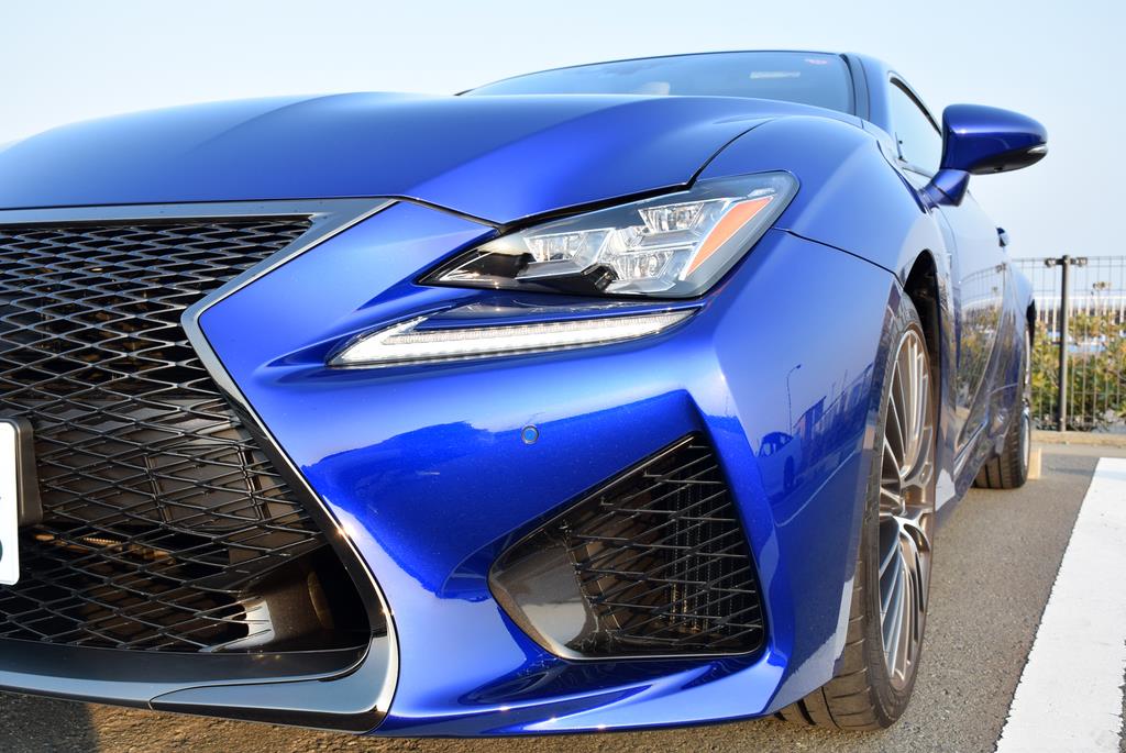 エンジンフードの盛り上がりに、５リッターＶ８エンジンの大きさを実感する